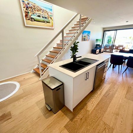 Luxury St Kilda Townhouse In The Sky Apartment เมลเบิร์น ภายนอก รูปภาพ