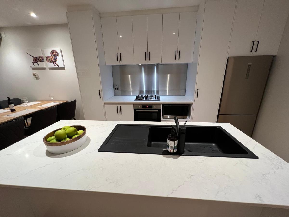 Luxury St Kilda Townhouse In The Sky Apartment เมลเบิร์น ภายนอก รูปภาพ