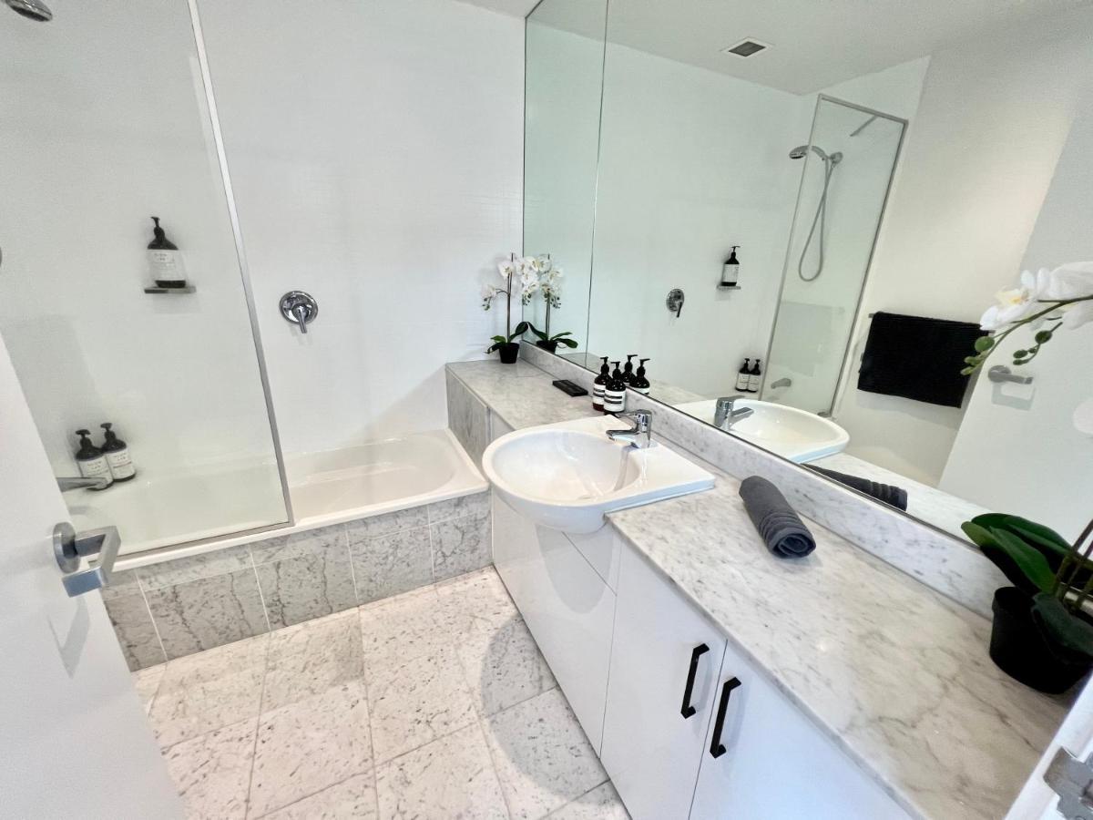 Luxury St Kilda Townhouse In The Sky Apartment เมลเบิร์น ภายนอก รูปภาพ