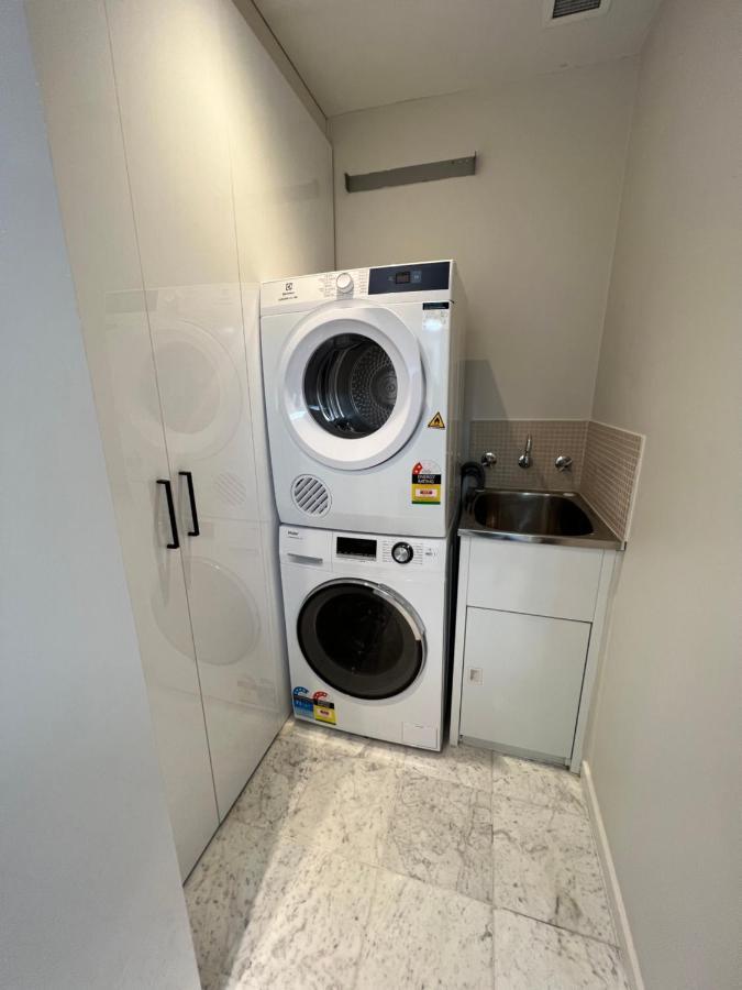 Luxury St Kilda Townhouse In The Sky Apartment เมลเบิร์น ภายนอก รูปภาพ