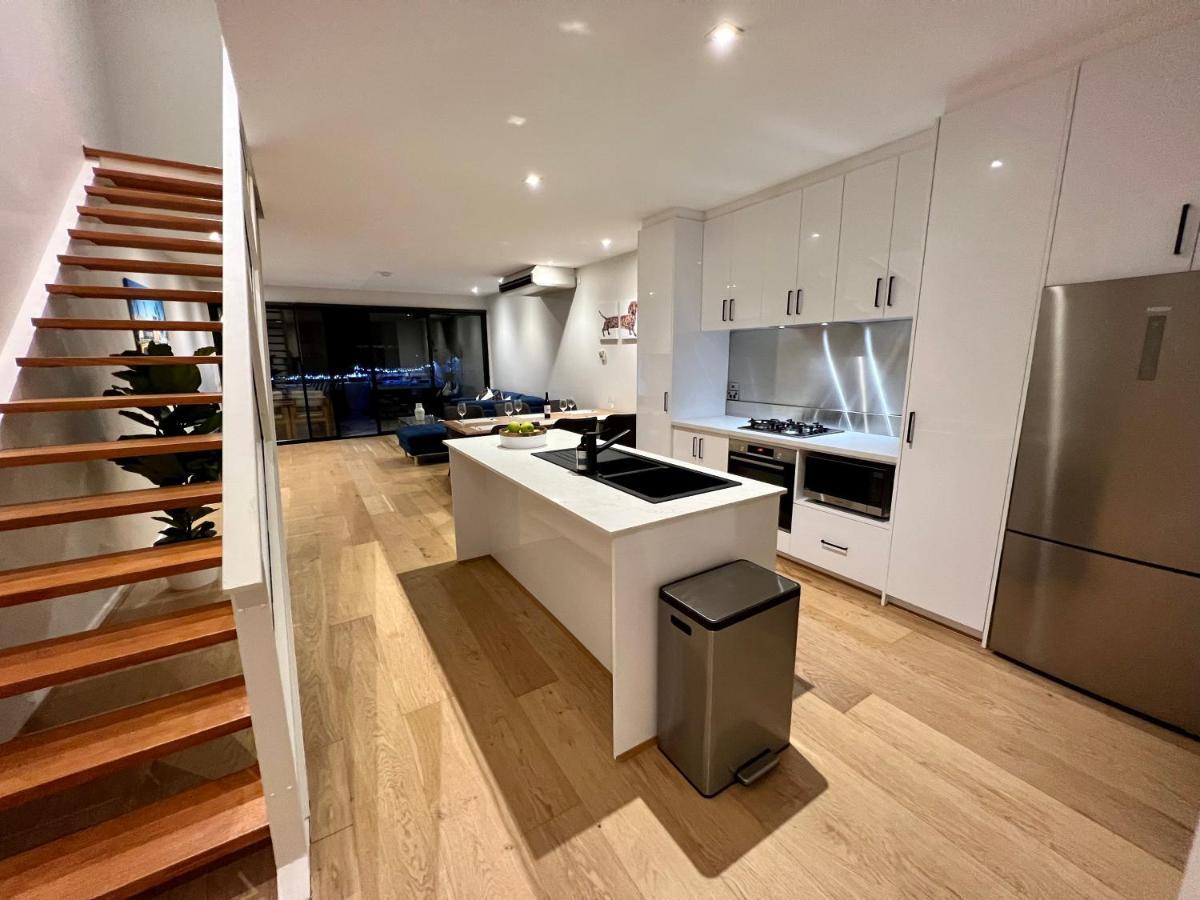 Luxury St Kilda Townhouse In The Sky Apartment เมลเบิร์น ภายนอก รูปภาพ