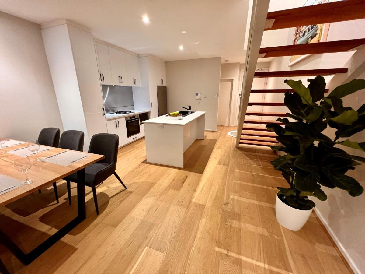 Luxury St Kilda Townhouse In The Sky Apartment เมลเบิร์น ภายนอก รูปภาพ
